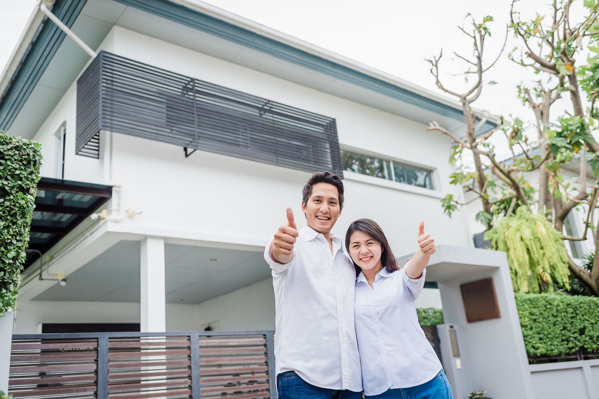 Happy couple with thumbs up